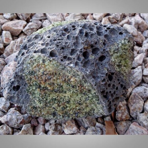 PERIDOT in basalt crystal rock stone gemstone AUGUST birthstone 05 - Picture 6 of 7